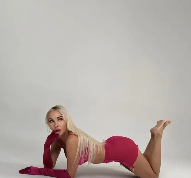 Diana Pink — verified companion photo 1