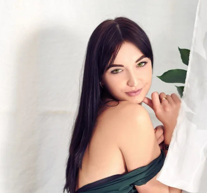 Elly Malone — verified companion photo 2